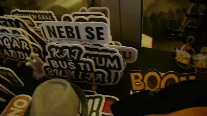 Rekviziti s natpisima za fotografiranje na stolu
