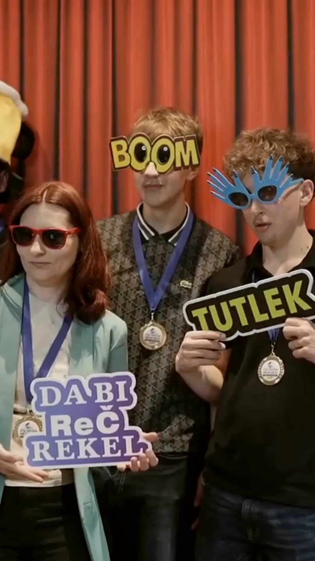 Gosti statističkog natjecanja u photoboothu s rekvizitima