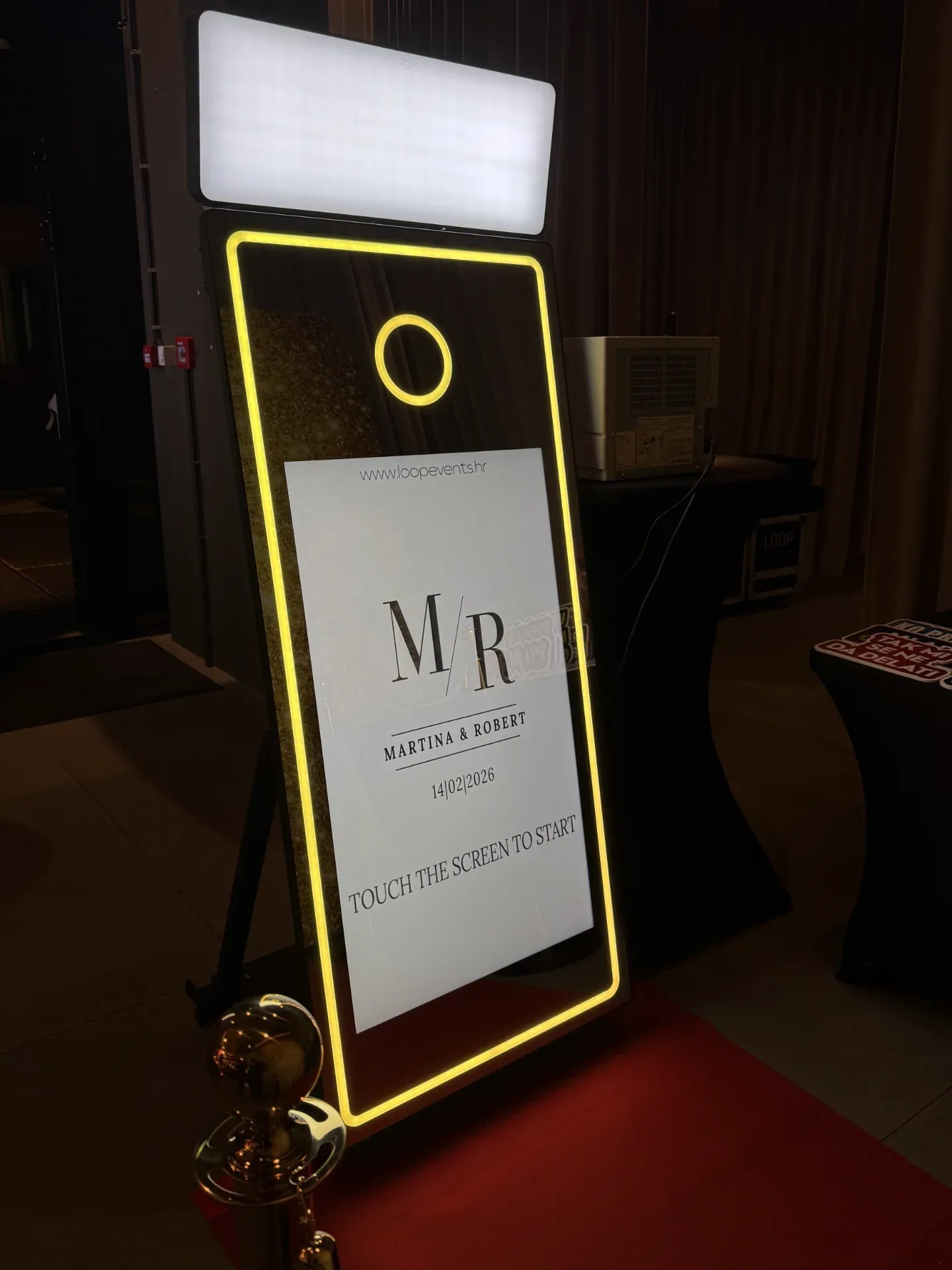 Mirror photobooth sa zlatnim svjetlećim rubom i personaliziranim ekranom dobrodošlice
